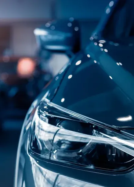 Nahaufnahme eines Autoscheinwerfers im Showroom