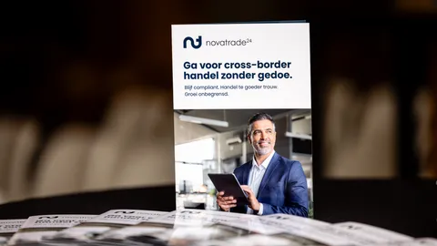Een brochure van Novatrade24 rechtop op een tafel, met meer brochures ervoor uitgespreid
